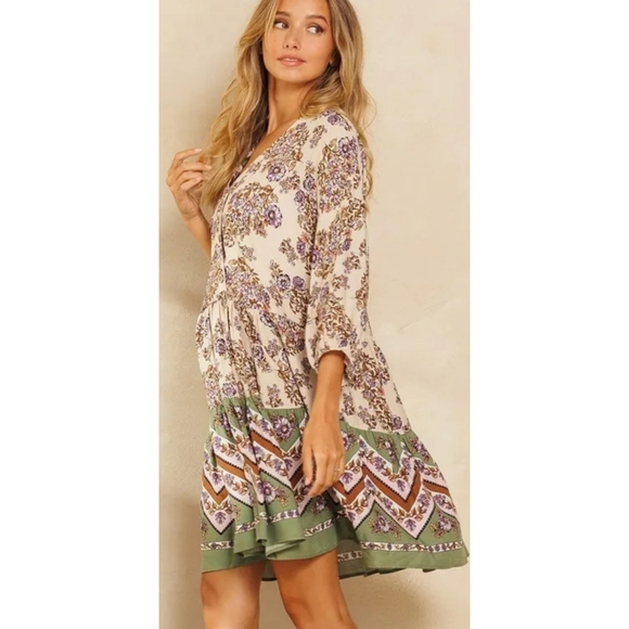 Boho Cream/purple floral v-neck quarter sleeve tiered shift dress with pockets - Picture 3 of 10